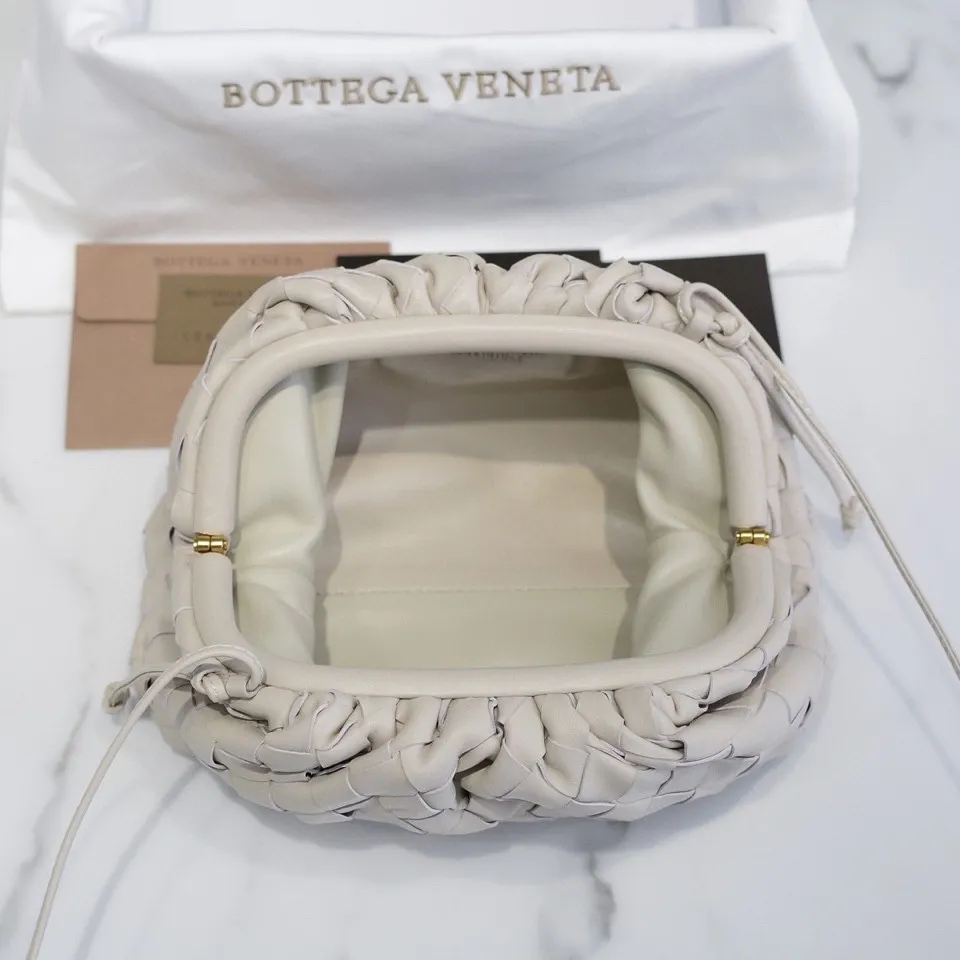 Batch 1260 Real shots👇Large plaid weaving The pouch cloud bag is the first series designed by former Celine designer Daniel Lee after joining BV. The upper body is extremely ecstatic ~ fashionable and classy ~ elegant and concise, lazy and intellectual size: 23*13*8 [Little Cloud Rough Weave#]